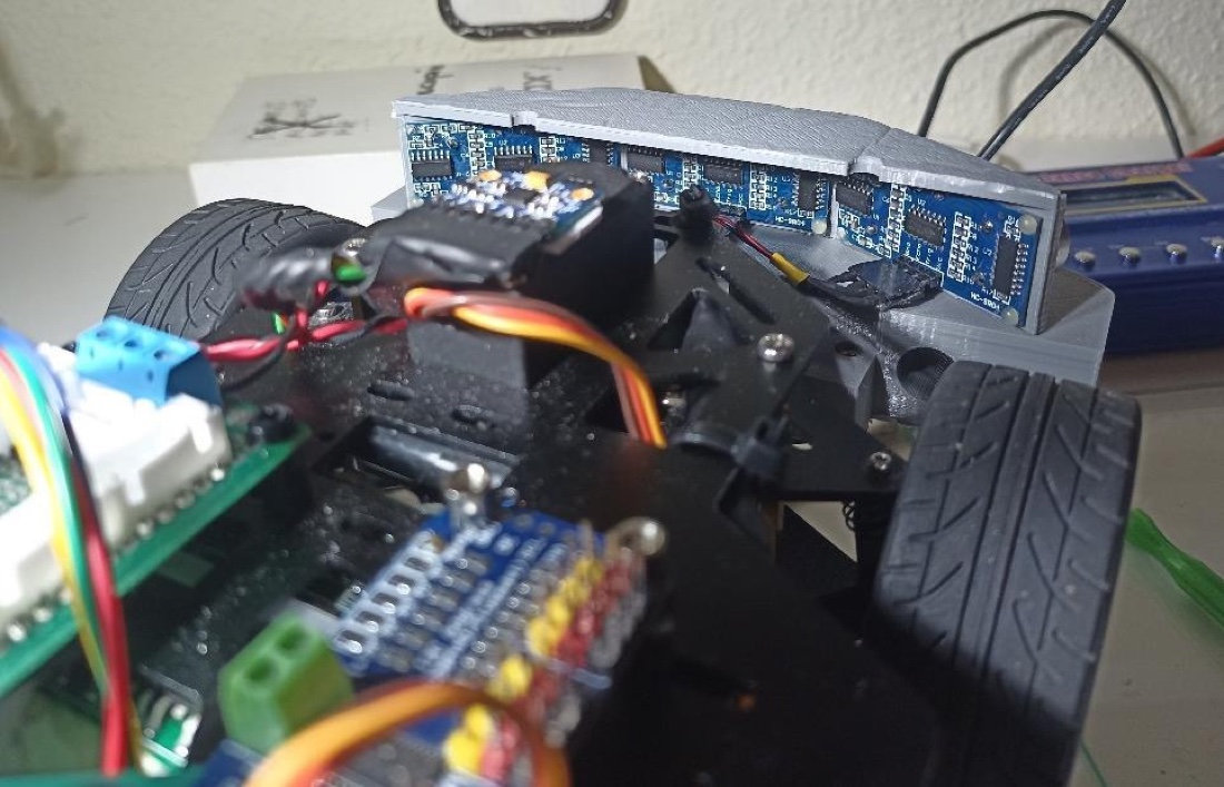 Detalle de la barra de sensores de ultrasonidos montada sobre soporte impreso en 3D